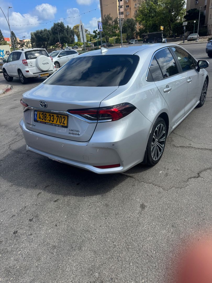 טויוטה קורולה Limited Sedan – 2/4