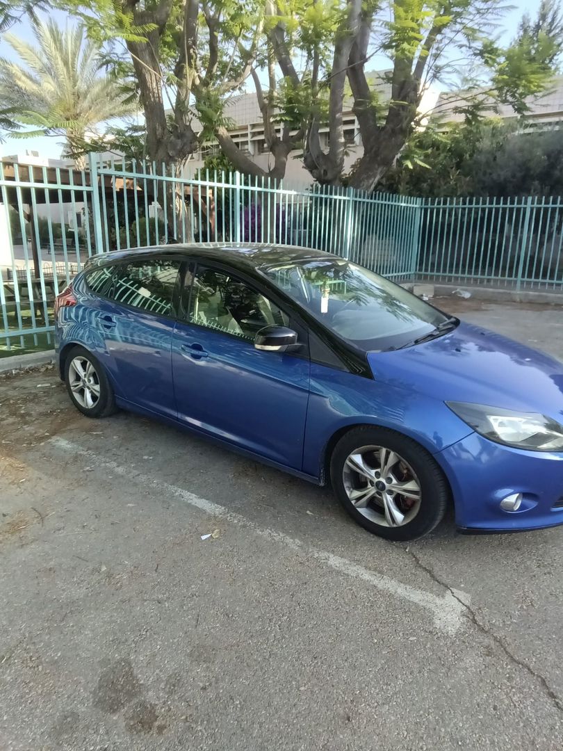 פורד פוקוס Trend Sedan – 2/3