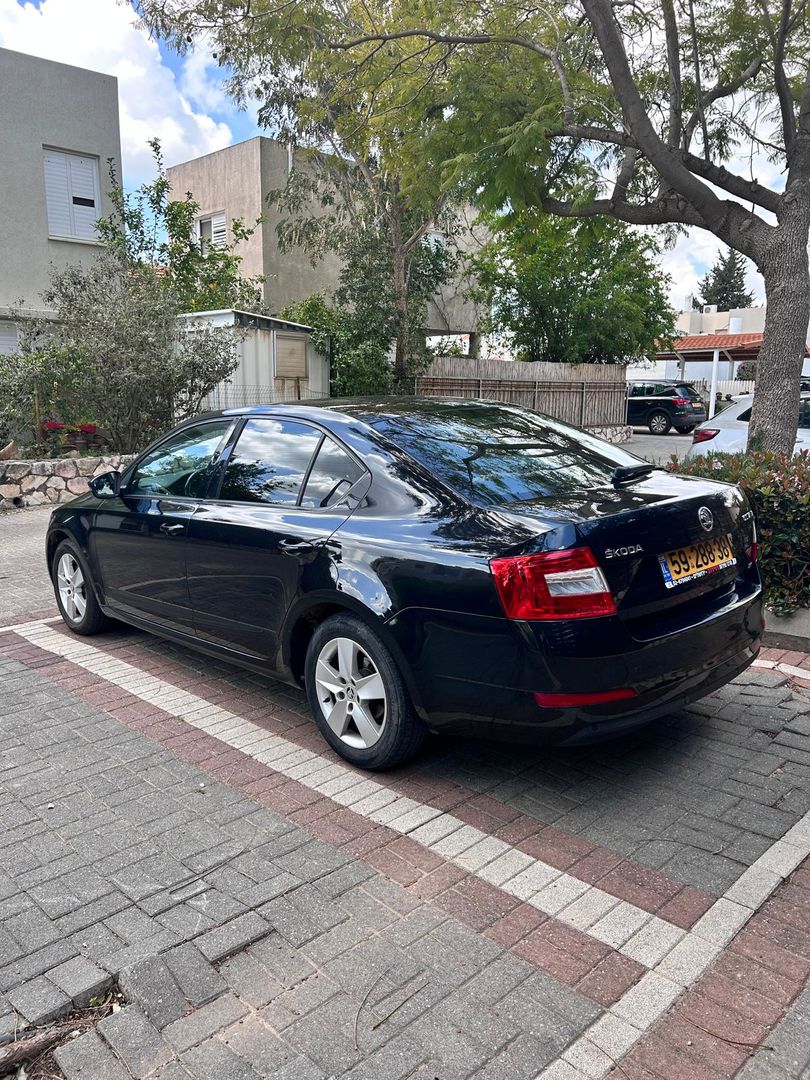 סקודה אוקטביה Ambition Sedan – 2/4