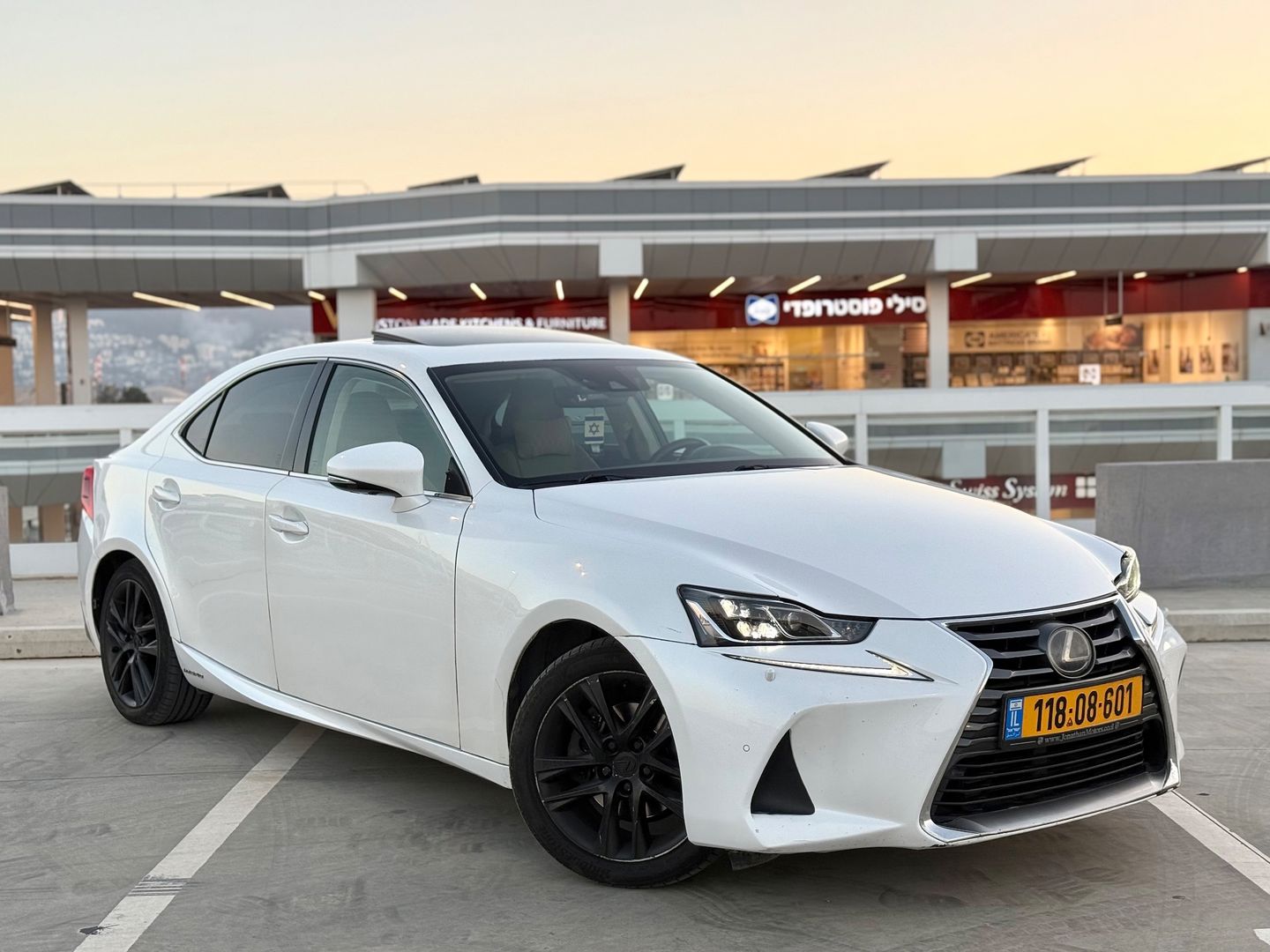 לקסוס IS High Premium 300h – 2/7