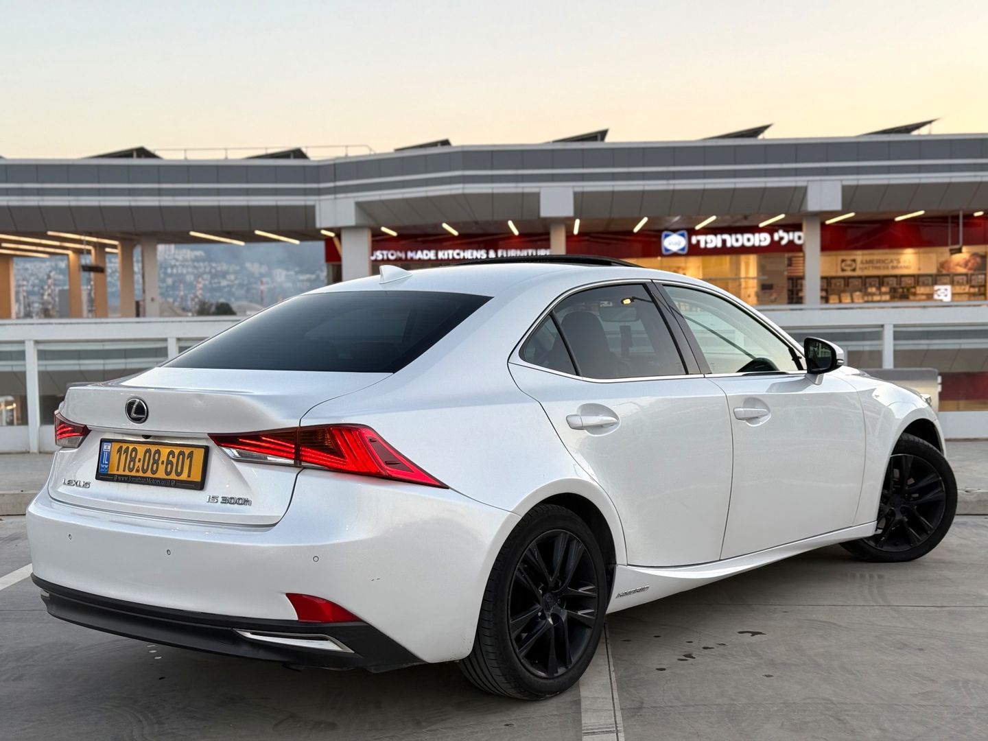 לקסוס IS High Premium 300h – 4/7