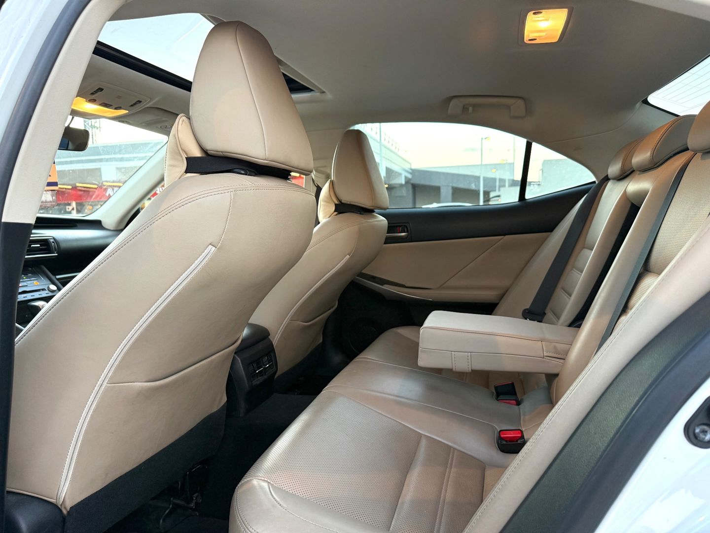 לקסוס IS High Premium 300h – 5/7
