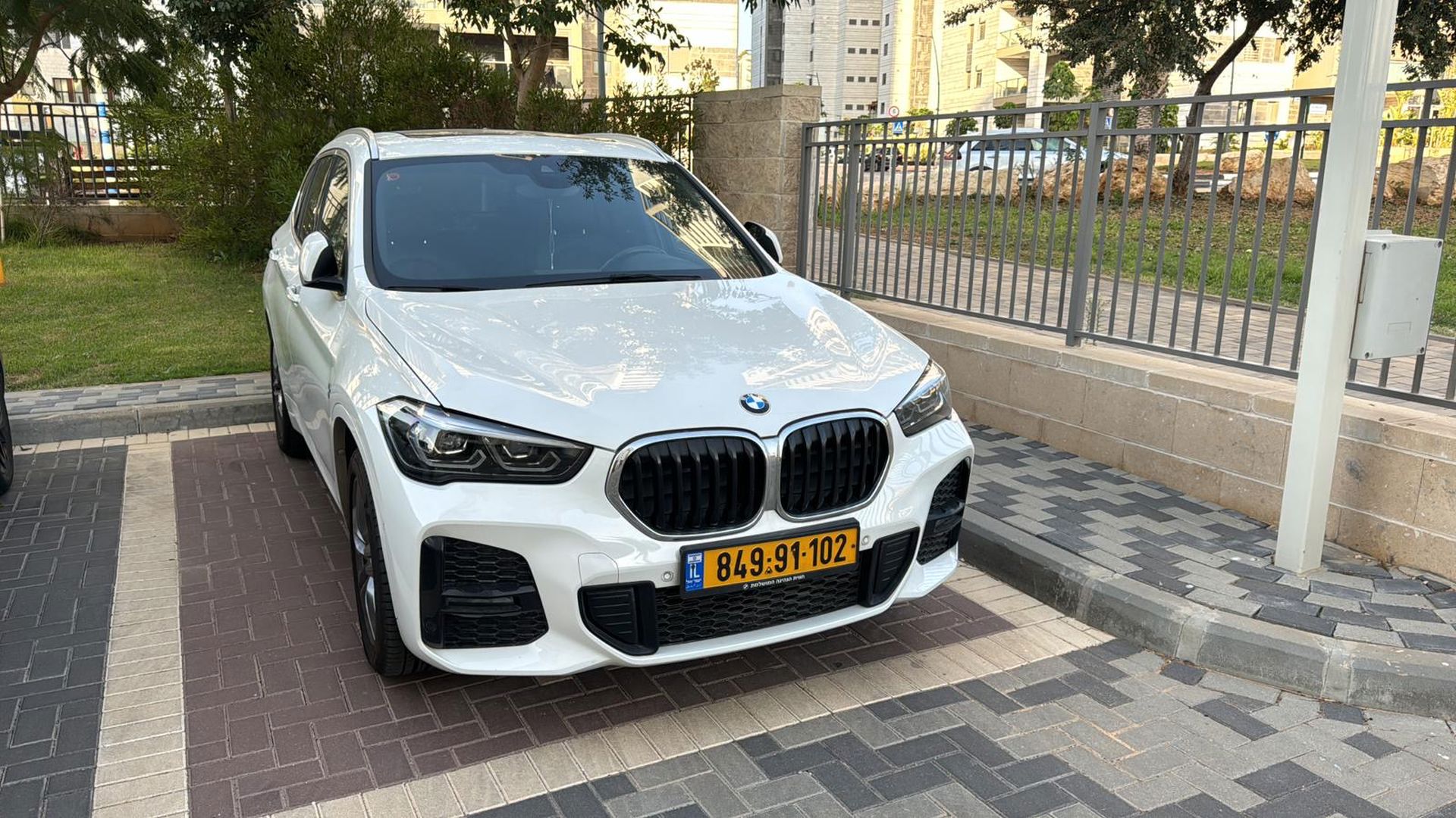 ב מ וו X1 M-Sport 25e – 3/4