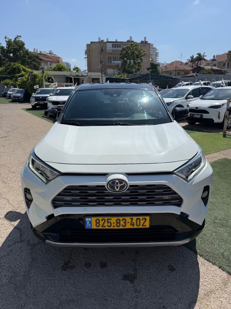 טויוטה ראב 4 4X2 E-Motion – 2/6