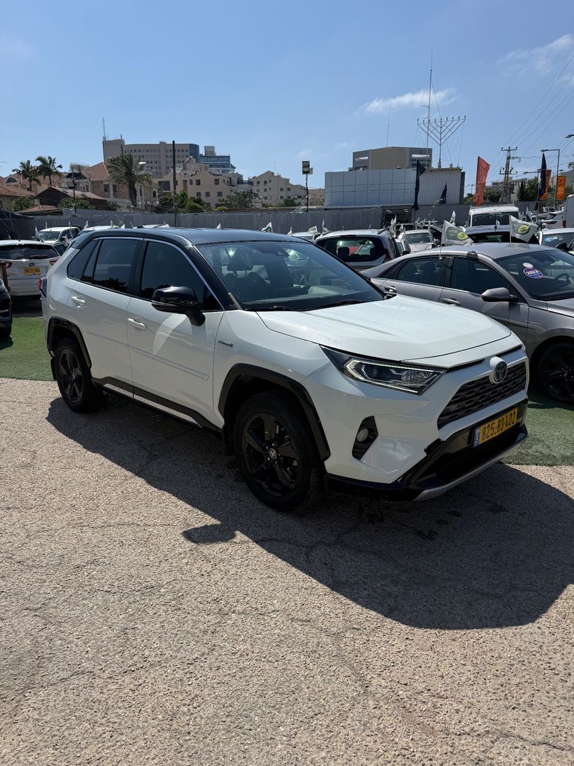 טויוטה ראב 4 4X2 E-Motion – 5/6
