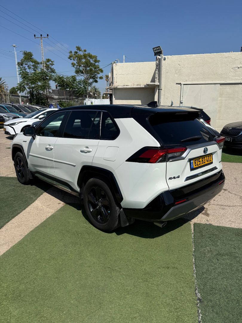 טויוטה ראב 4 4X2 E-Motion – 3/6