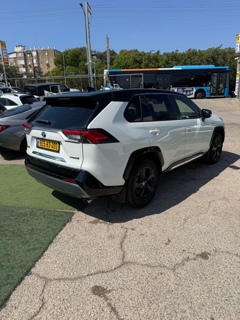 טויוטה ראב 4 4X2 E-Motion – 4/6