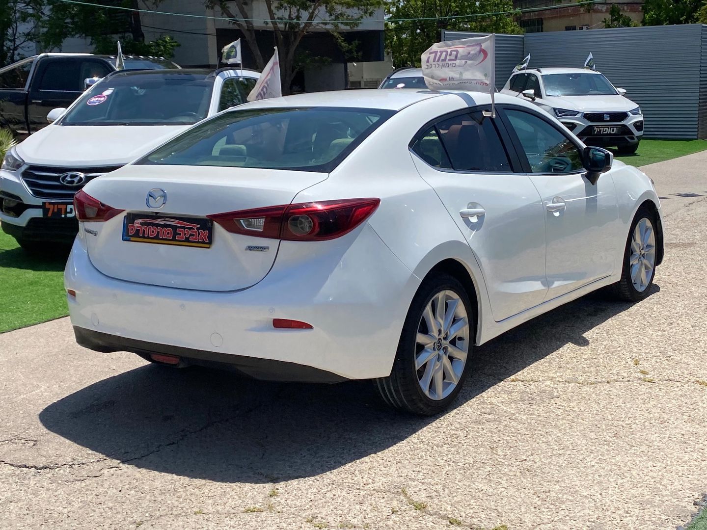 מאזדה 3 Premium Sedan – 2/6