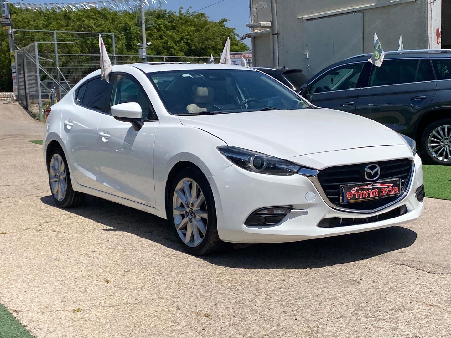 מאזדה 3 Premium Sedan – 4/6