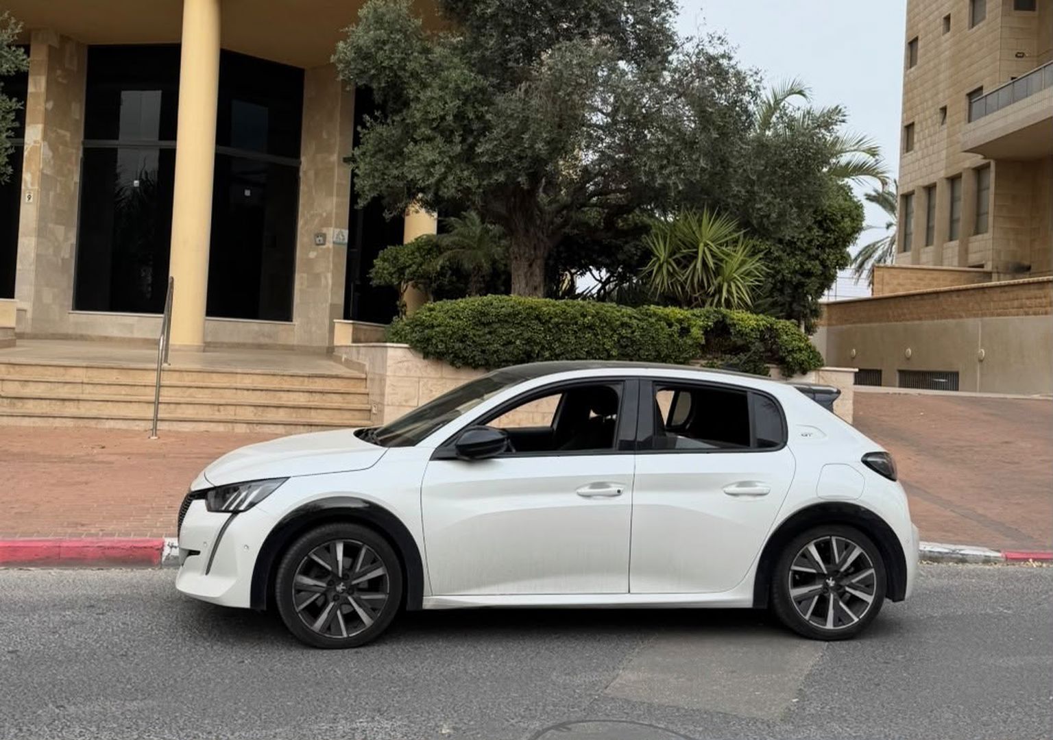 פיג'ו 208 GT – 3/8